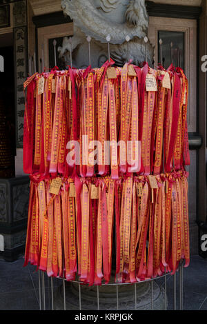 Yokohama, Japan, 16. Juni, 2017; rote Bänder mit Gebeten und Wünschen an die chinesischen Mazu Miao Tempel in China Town in Yokohama City Stockfoto