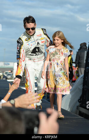 HOMESTEAD, FL - NOVEMBER 22: Jeff Gordon, Fahrer des #24 AXALTA Chevrolet, und seine Tochter Ella Sofia gehen auf der Bühne während der Pre-Race Zeremonien für die NASCAR Sprint Cup Series Ford EcoBoost 400 auf Homestead-Miami Speedway am 22. November 2015 in Homestead, Florida. Personen: Jeff Gordon, Ella Sofia Gordon Stockfoto