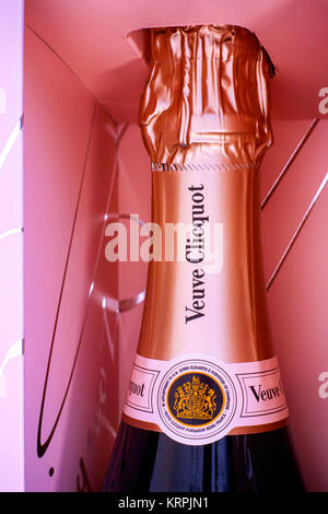 Tambow, Russische Föderation - Oktober 06, 2017 Top Champagner Veuve Clicquot Rose Flasche in Pink. Close-up. Studio gedreht. Stockfoto