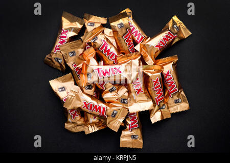 Tambow, Russische Föderation - November 15, 2017 Haufen Twix minis Schokoriegel auf schwarzem Hintergrund. Studio gedreht. Stockfoto