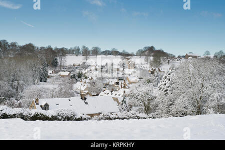 Chedworth Dorf im Dezember Schnee. Chedworth, Cotswolds, Gloucestershire, England. Panoramablick Stockfoto