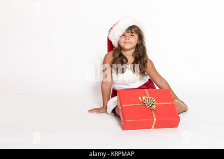 Süße kleine Mädchen mit Weihnachtsgeschenk Stockfoto