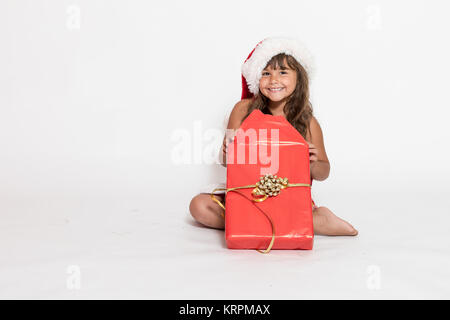 Lächelnde Mädchen ist Auspacken ein Weihnachtsgeschenk Stockfoto