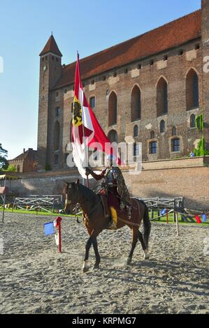 Gniew Burg, eine der bekanntesten Sehenswürdigkeiten in Pommern, Polen. Im Bild: Ritter im Schlosshof. Stockfoto