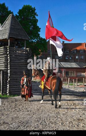 Gniew Burg, eine der bekanntesten Sehenswürdigkeiten in Pommern, Polen. Im Bild: Ritter im Schlosshof. Stockfoto