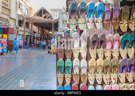 Bunte Schuhe auf einem Regal im Souk von Dubai. Stockfoto