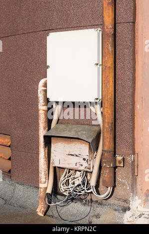 Alten Schaltschrank und die Kabel auf der Wand in verlassenen Gebäude Stockfoto