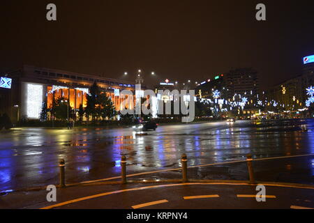 19. Dezember 2017 - Bukarest, Rumänien - Piata Victoriei oder den Sieg Platz geschmückt mit festlichen, Weihnachtsbeleuchtung Stockfoto