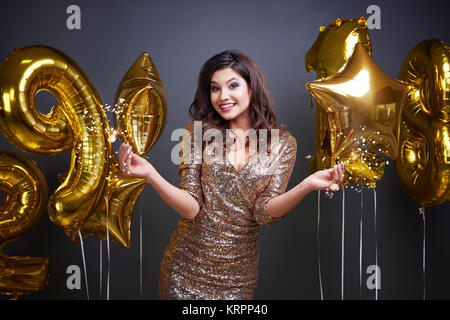 Elegante Frau mit glitzernden Wunderkerzen Stockfoto