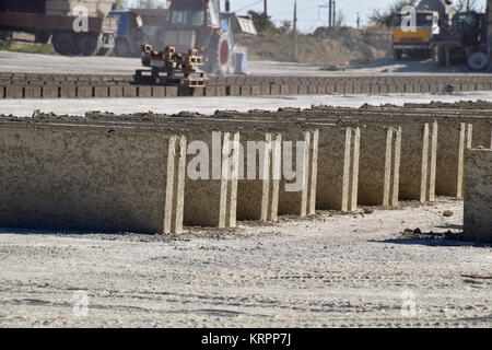 Auf cinder block Produktionsanlage. Maschinen- und Anlagenbau Produkte Stockfoto