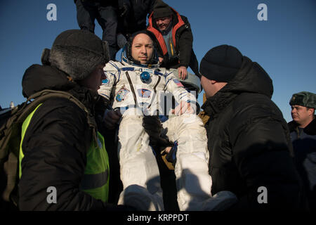 Die NASA ISS Expedition 53 prime Besatzungsmitglied amerikanische Astronaut Randy Bresnik wird aus der Sojus MS-05 Raumsonde nach der Landung am 14. Dezember 2017 in der Nähe von Zhezkazgan, Kasachstan geholfen. Stockfoto