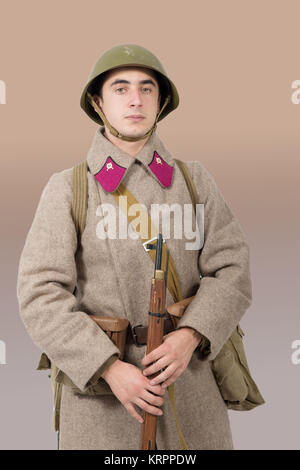 Junge sowjetische Soldaten mit Winter einheitliche Stockfoto