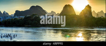 Aufnahme der untergehenden Sonne über der Stadt Guilin in China Stockfoto