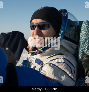 Die NASA ISS Expedition 53 prime Besatzungsmitglied amerikanische Astronaut Randy Bresnik wird an die medizinischen Zelt nach der Landung des Raumfahrzeugs Sojus MS-05. Dezember 14, 2017 in der Nähe von Zhezkazgan, Kasachstan durchgeführt. Stockfoto