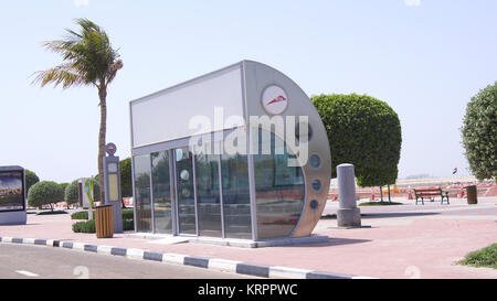 DUBAI, VEREINIGTE ARABISCHE EMIRATE - April 1st, 2014: Ein klimatisierter Bus Stop mit einer Palme im Hintergrund Stockfoto