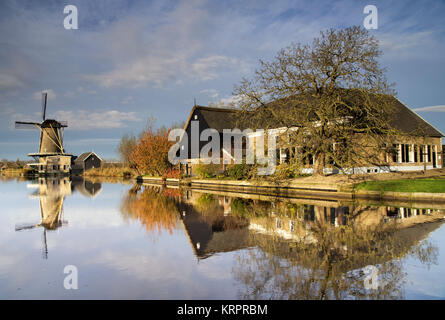 Mühle "de Hefts" in der Bleskensgraaf Reflexion im Fluss Graafstroom Stockfoto
