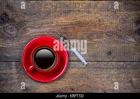 Ihre tägliche Aufnahme des Kaffee Tasse mit Spritze Stockfoto