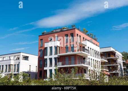 Moderne Stadthäuser mit großen Balkonen, die man in berlin, deutschland, sieht Stockfoto