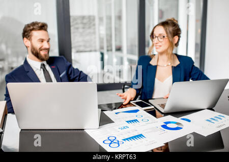 Analytische Manager Team im Büro arbeiten Stockfoto
