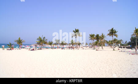 DUBAI, VEREINIGTE ARABISCHE EMIRATE - April 1st, 2014: Panoramablick auf Nizza Al Mamzar Beach, berühmte touristische Destination mit klarem, blauen Wasser des Persischen Golf Stockfoto