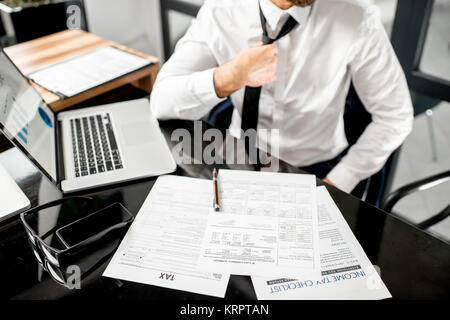 Arbeiten mit steuerlichen Unterlagen Stockfoto