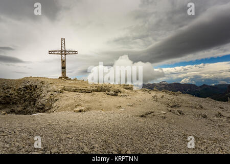 Felsige Landschaft mit einem Kreuz auf dem Gipfel des Sass Pordoi. Dolomiten. Italien. Stockfoto