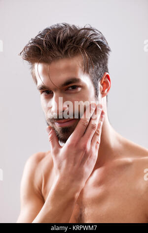 Studio shot Porträt der jungen gutaussehenden Mann. Stockfoto