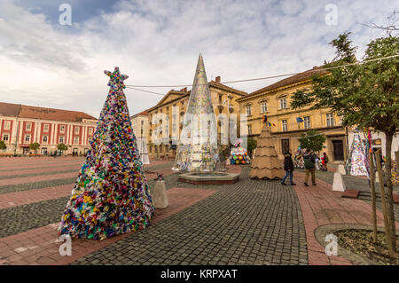 Winterlandschaft Marktplatz mit Weihnachtsbaum und Dekorationen aus recycelten Materialien hergestellt. Timisoara Stockfoto