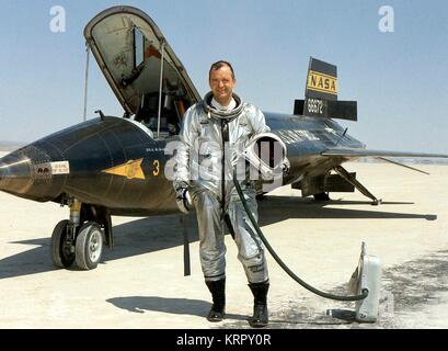 NASA-Test Pilot Bill Dana stellt neben der North American X-15 Hyperschall Rakete - angetriebene Flugzeuge im Dryden Flight Research Center Oktober 24, 1967 in Edwards, Kalifornien. Stockfoto