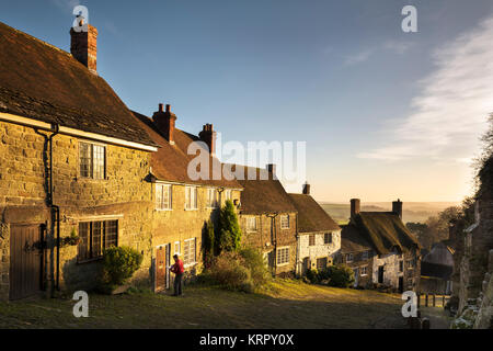 Gold Hill, Shaftesbury, gebadet im Winter die Sonne. Stockfoto