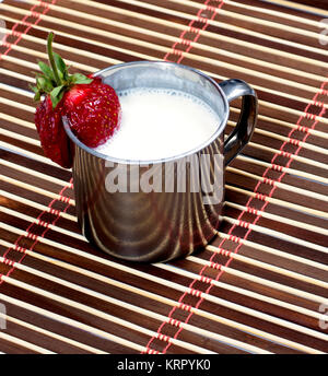 Milch Cocktail in einem Stahl-Tasse, auf eine Wolldecke Stockfoto