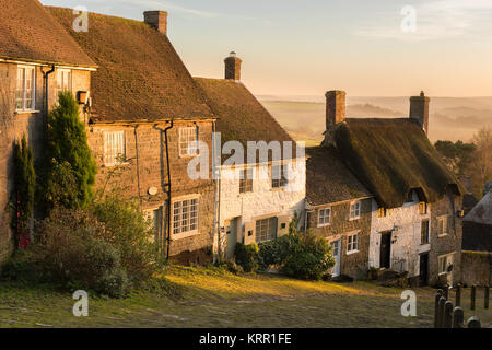 Gold Hill, Shaftesbury, gebadet im Winter die Sonne. Stockfoto