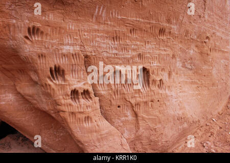 Hand druckt getragen in eine Wand aus weichem Sandstein in Utah. Stockfoto