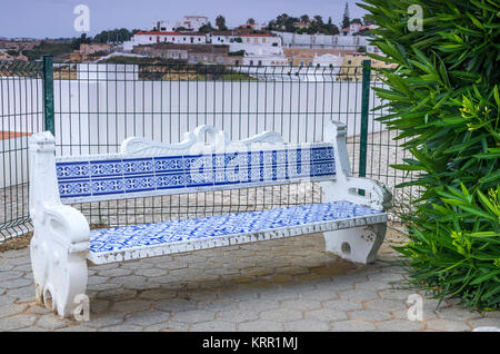 Sitzbank mit typischen Dekoration in Portugal Carvoeiro, Algarve Stockfoto