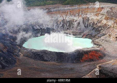 Schwefelsäure See im Krater des Poas Vulkan in Costa Rica. Stockfoto