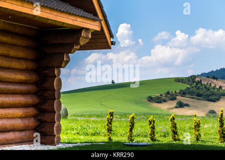 Häuschen in der Mitte der Bergwiesen in der Mitte Europas Stockfoto