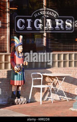 Holz- traditionelle Zigarrenladen indische Statue, handgefertigte Zigarren lagern, mit Tisch, in der Calle Ocho, Little Havana in Miami, Florida, USA. Stockfoto