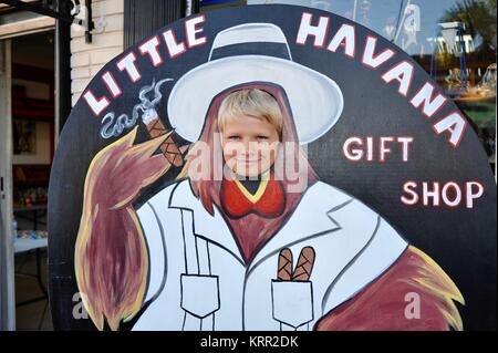 Blonde Haare junge Gesicht in Zeichen für Little Havanna Geschenk Shop, mit Zigarre, Hut und lächelnd, in der Calle Ocho, Little Havana in Miami, Florida, USA. Stockfoto