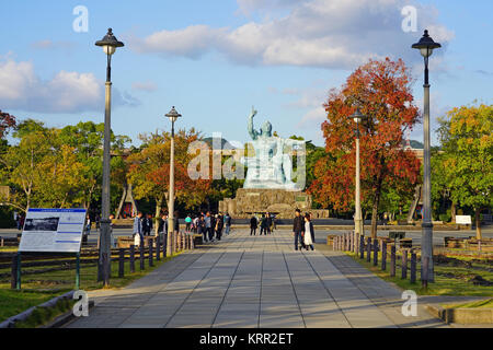 Ansicht der Nagasaki Peace Park in Nagasaki, Japan im Herbst entfernt Stockfoto