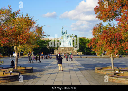 Ansicht der Nagasaki Peace Park in Nagasaki, Japan im Herbst entfernt Stockfoto