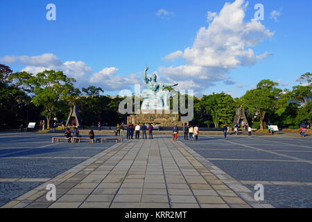 Ansicht der Nagasaki Peace Park in Nagasaki, Japan im Herbst entfernt Stockfoto