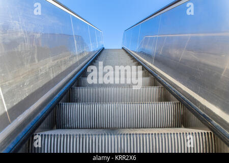 Metall leer Rolltreppe außerhalb mit blauem Himmel Stockfoto