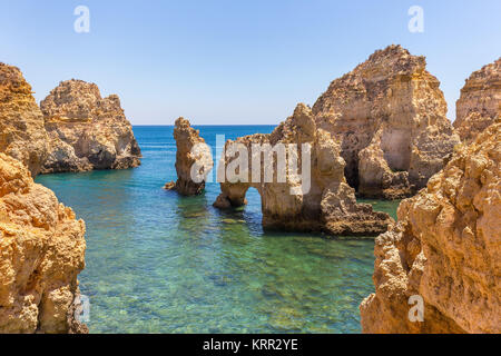 Felsen im flachen Meer Wasser an der portugiesischen Küste Stockfoto