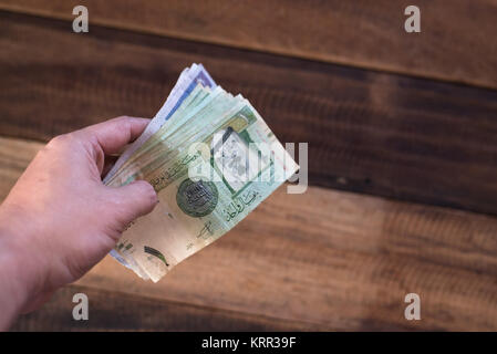 Hand Saudischer Rial Banknoten. Finanzkonzept Stockfoto