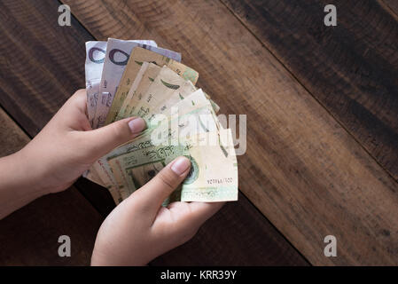 Hand zählen Saudi riyal Banknoten. Finanzkonzept Stockfoto