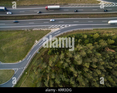 Luftaufnahme von einer Autobahn inmitten von Feldern mit Autos drauf Stockfoto