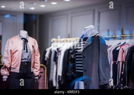 Frauen Kleidung auf Regalen in einem Store in London. Stockfoto