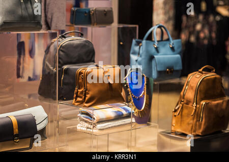 Stapel von Kleidung in einem Fashion Store Stockfoto