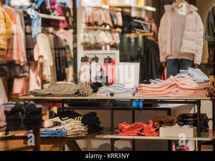 Stapel von Kleidung in einem Fashion Store Stockfoto