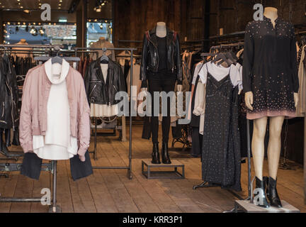 Stapel von Kleidung in einem Fashion Store Stockfoto